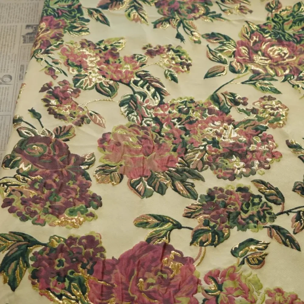 

Винтажная жаккардовая ткань цвета шампанского в сельской местности на весну и осень, европейское рельефное большое цветочное украшение, ткань для шитья своими руками