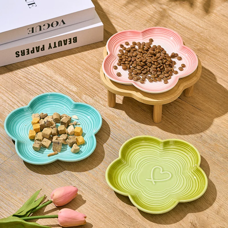 Image of Ästhetisch Ansprechender Keramik-Futternapf mit Holzständer, Flache Schale für Katzensnacks, Niedliches Schleifenmuster, Katzenfutterschale, Haushalt & Küche