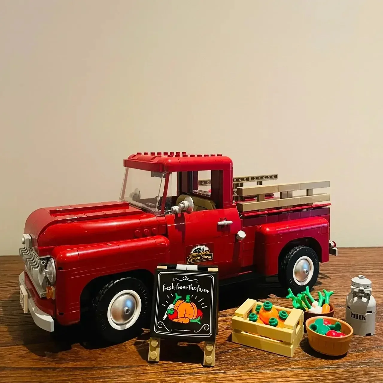

1677pcs 1950s Pickup Truck Model Building Kit Compatible 10290 Bricks Blocks Creative vintage farm truck Toy For Children Gift