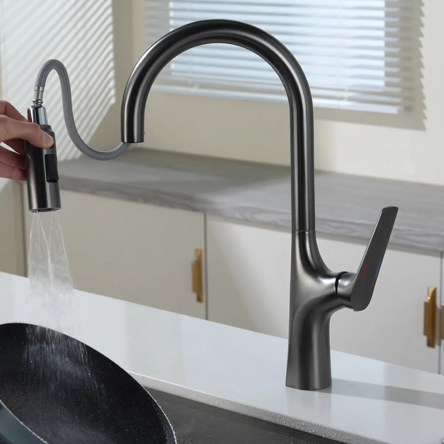 All copper gun gray kitchen pull-out faucet modern style hot and cold vegetable basin retractable household faucet G3/8G1/2