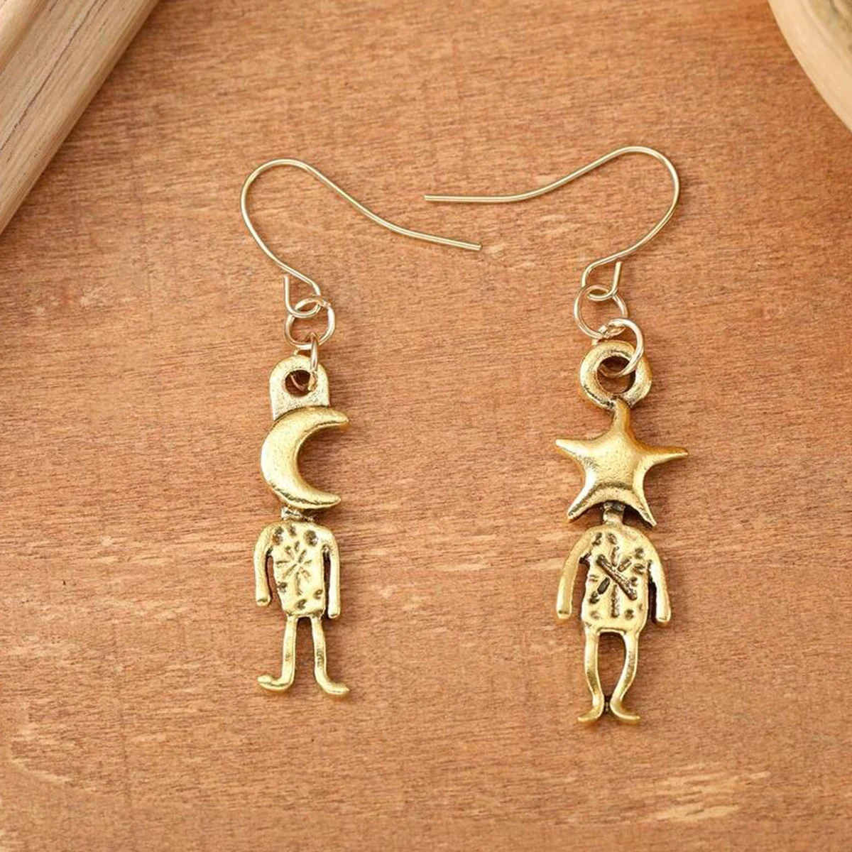 1 paar gouden kleur en zilverkleurige retro ster- en maanvormige oorbellen creatieve asymmetrische damesoorbellen sieraden