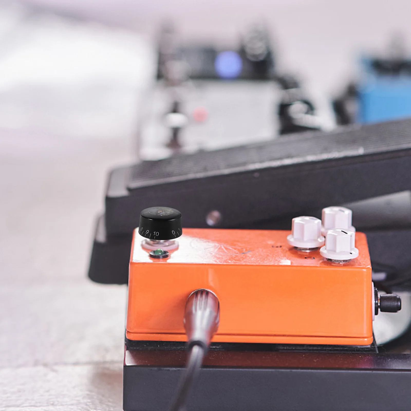 

4Pcs Rubber Volume Control Knob Cap Black Non-Slip Round Design for Electric Guitar Amplifier Speaker Audio Adjustment