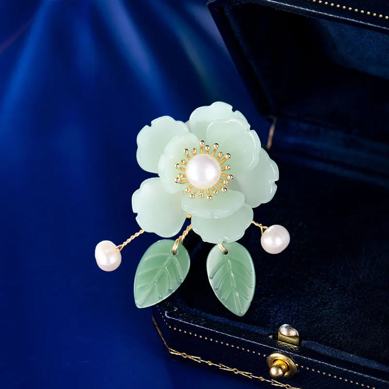 

A retro Chinese-style hand-carved brooch, a niche and elegant high-end glass jade brooch accessory