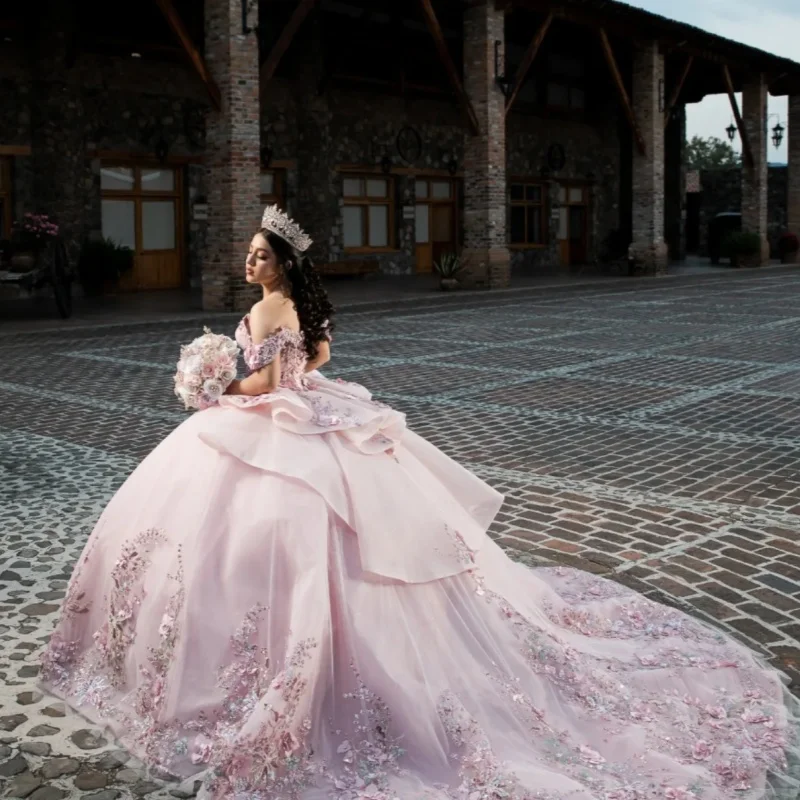 Różowa suknia Quinceañera z odkrytymi ramionami, brokatowa, z kryształkami, aplikacją 3D kwiatów, długim trenem, kokardą, Vestidos De 15 Quinceañera ﻿ Dostosuj