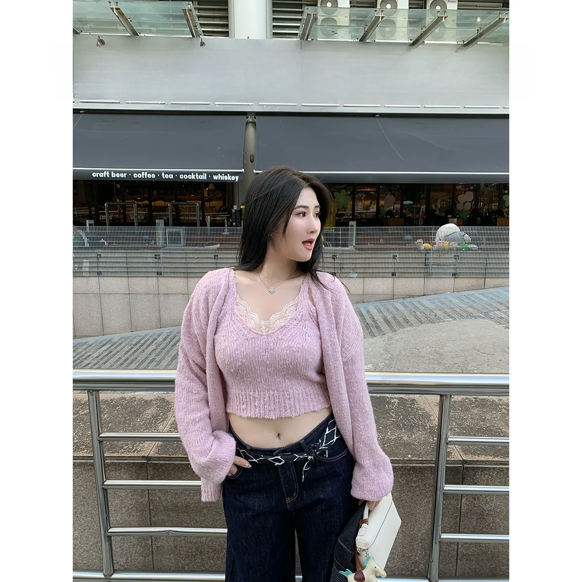 

Модный женский комплект ChubbyGirl: осенний вязаный жилет и свитер с кружевными вставками, коллекция 2024 года