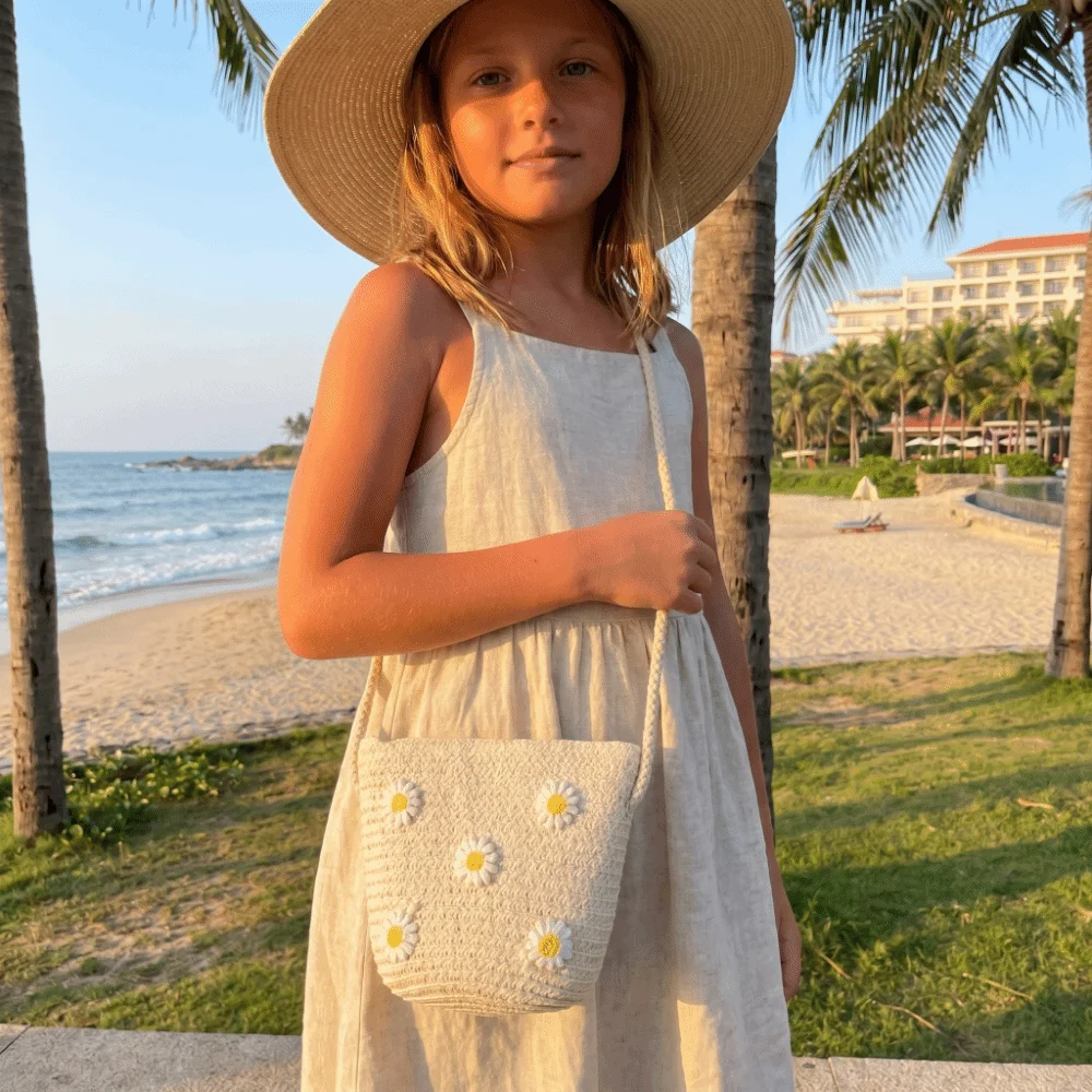 

Eco-Friendly Flower Pattern Crossbody Bag Natural Material Solid Color Straw Beach Bag Weave Design Durable