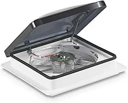 RV-Dachentlüftungsventilator. Integrierter Thermostat. Der Halbleiter-Regensensor kann manuell gesteuert werden. Handknopf oder steuern am Entlüftungsgehäuse