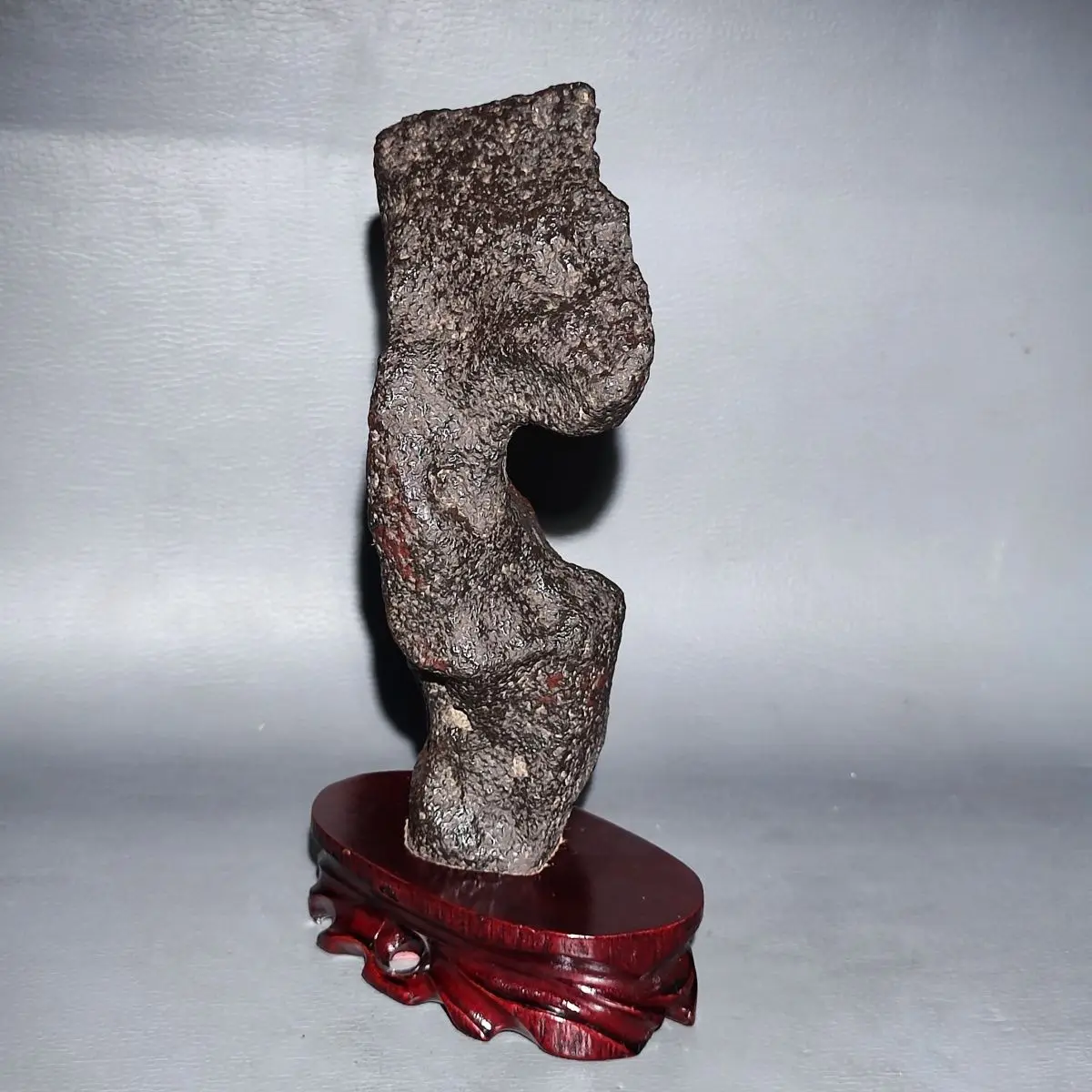 Meteorite pictographic figure ornaments are magnetic and pure natural.