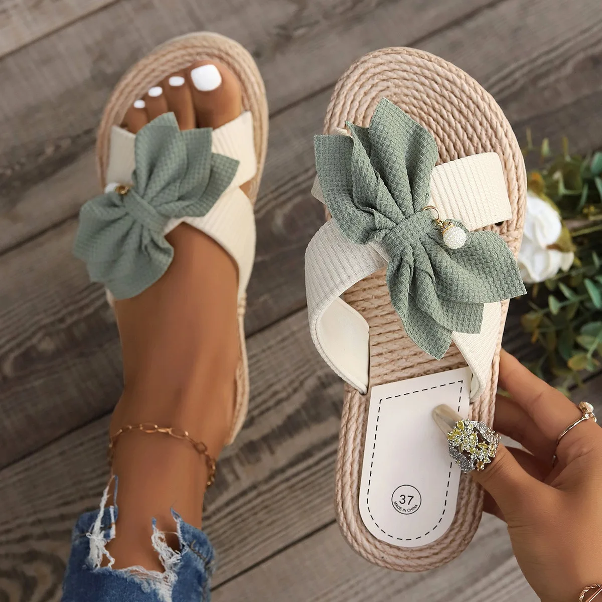 Summer Fresh Fabric Pearl Bow Straw Texture Woven Slippers Women Flat Non Slip Sandals Indoor Seaside Slide Outdoor Casual Shoes