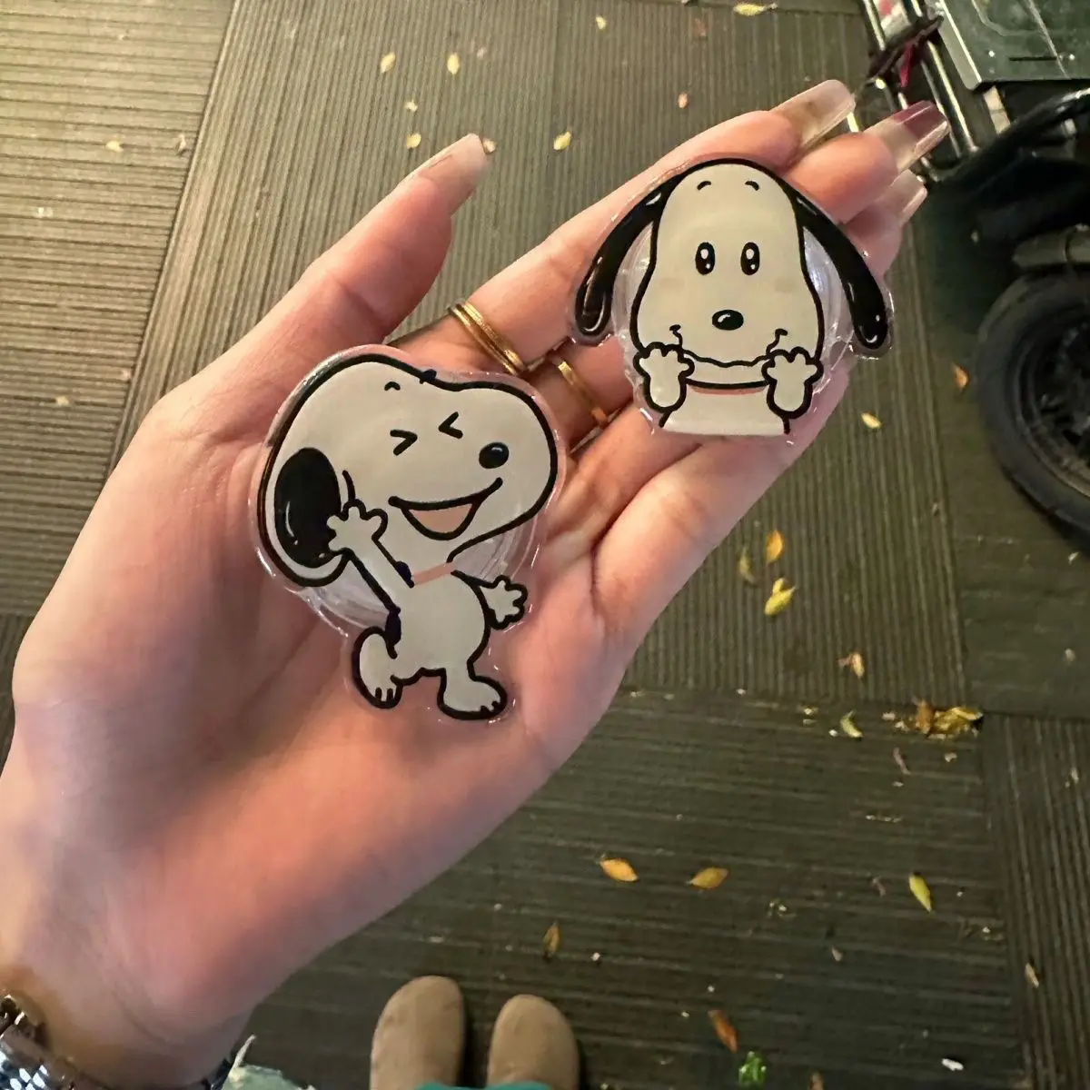 Cartoon ins   Snoopy Charlie magnetic phone airbag bracket telescopic lazy back sticker