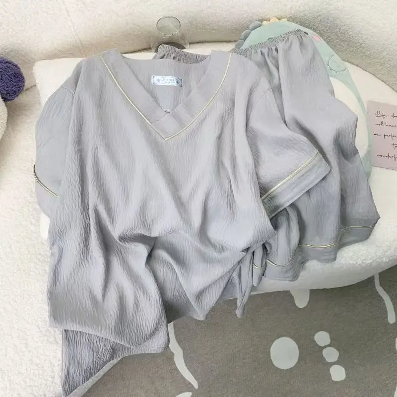 V-neck light gray [short-sleeved shorts]