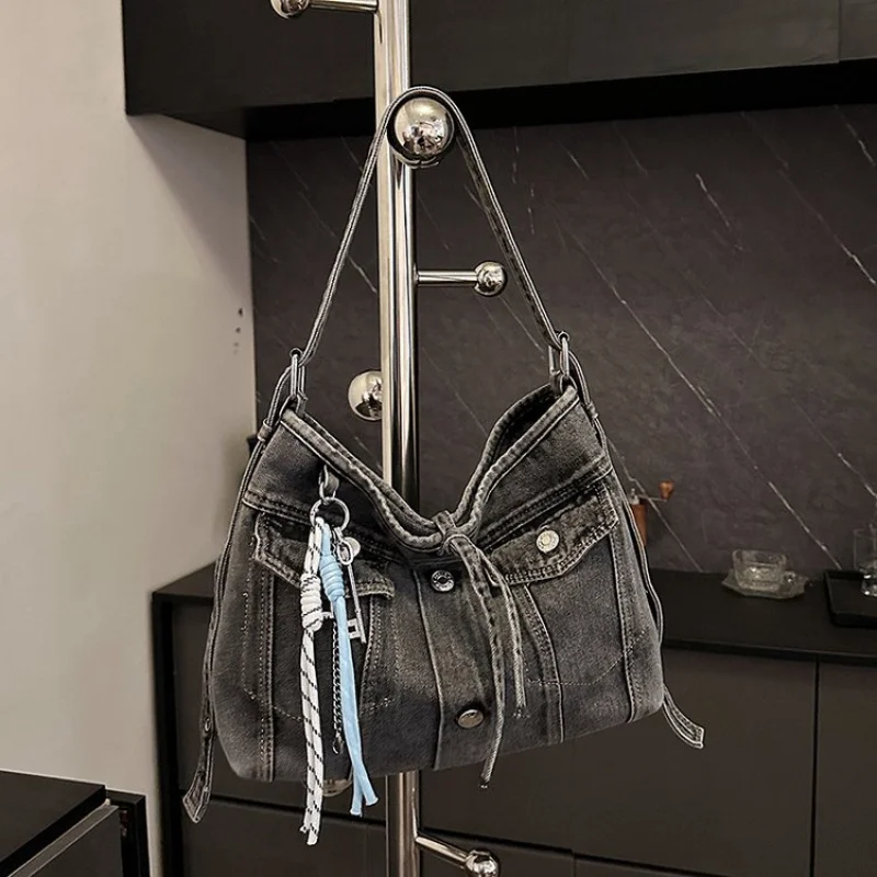 

Стильная женская ручная сумка Boasting Париж Дизайнер Эстетический и модный дизайн Элементы из высококачественной кожи Легко очищаемая ​