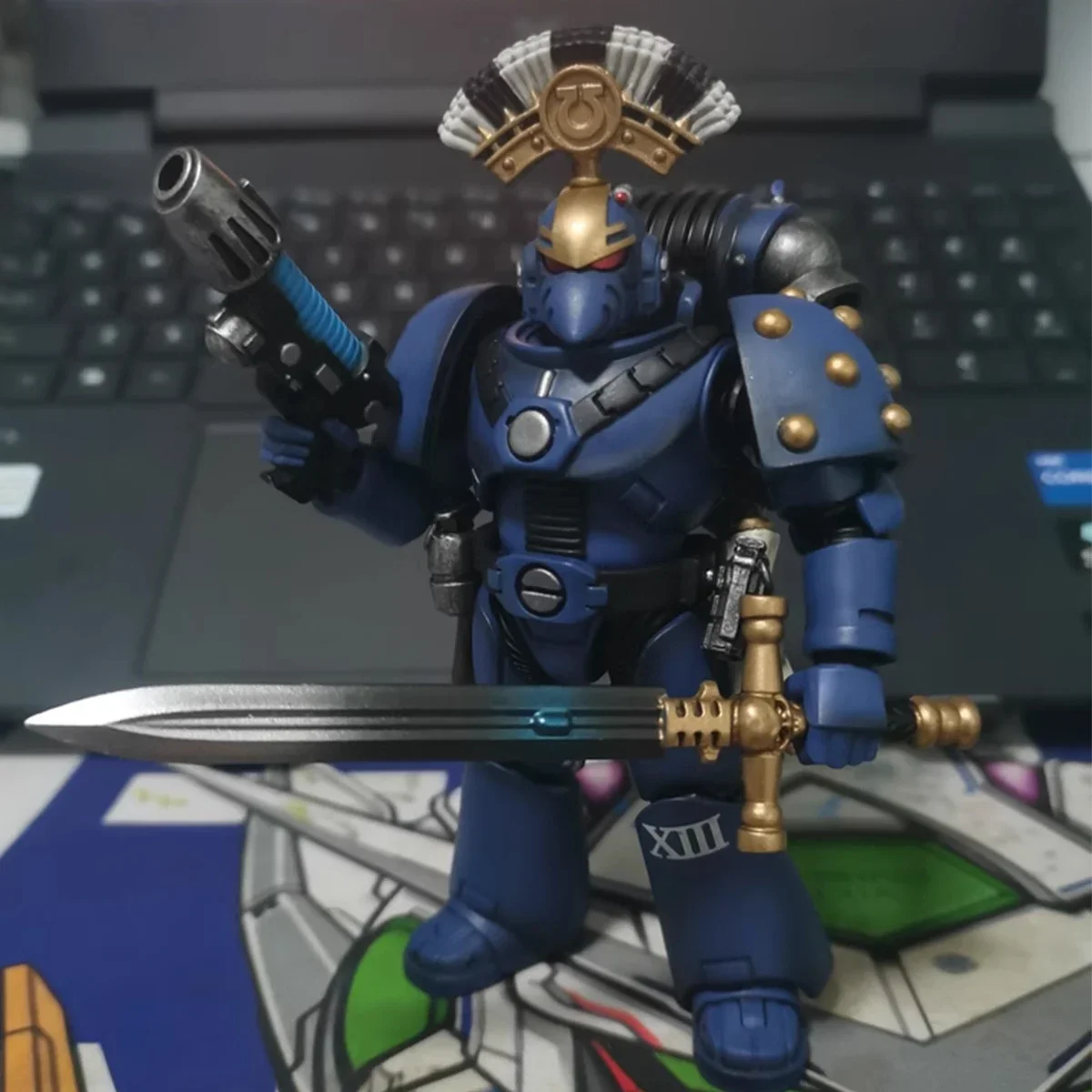 Joytoy warhammer 40k 1/18 figuras de ação ultramarines mk vi esquadrão tático anime chainblade power espada sargento jogo modelo brinquedo