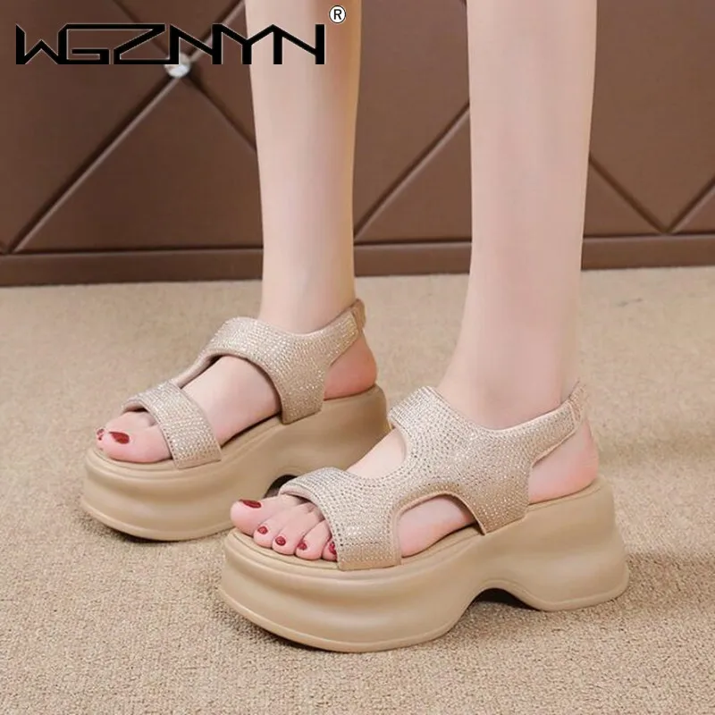 

2024 New Summer Designer Cool Crystals Beach Sandals Women Platform Buckle Elastic Band Peep Toe Party Wedges Heel Slides Shoes