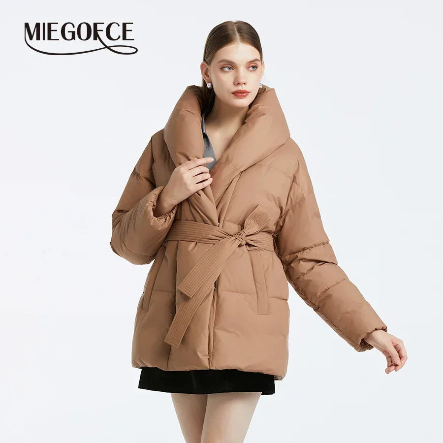 MIEGOFCE Winter Baumwolle Damen Jacke Langarm V-Ausschnitt Lose Mantel Lässiger Gürtel Versteckte Schnalle Parkas Fancy Design Outwear D23778