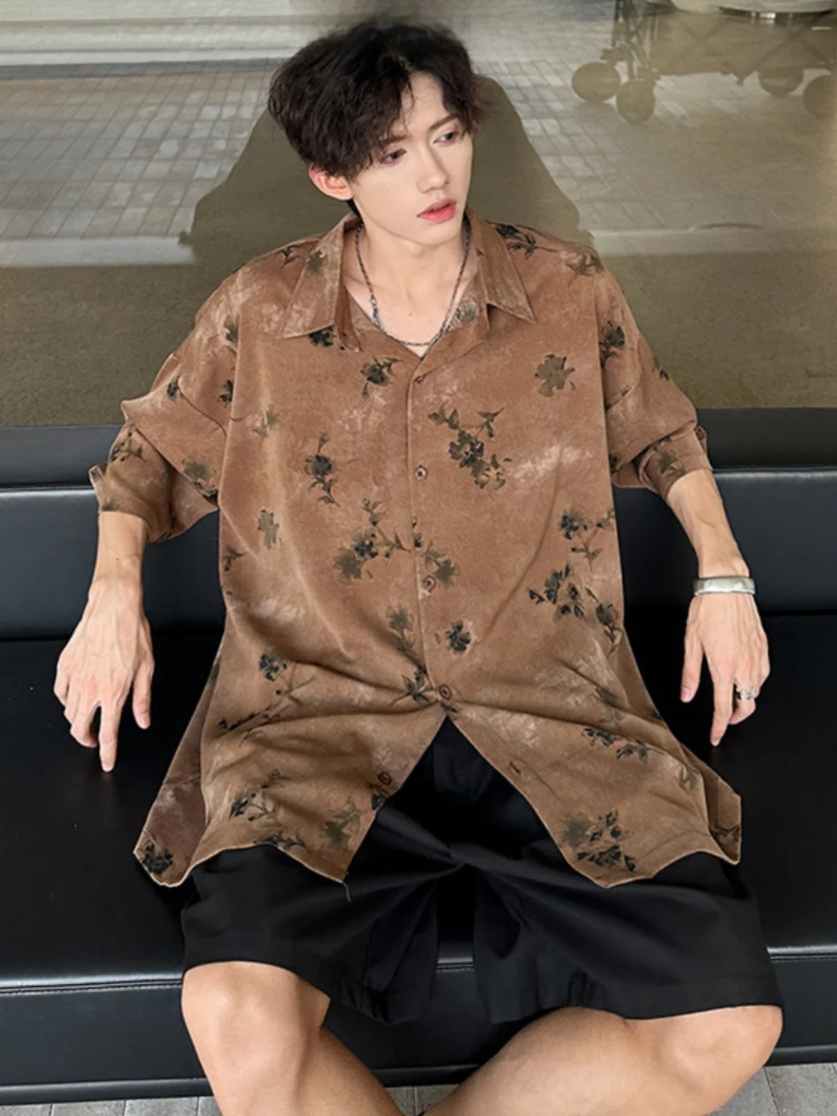 

Мужской повседневный топ в стиле ретро American Brown с цветочным принтом ор Све в стиле барокко Five Sve High-End Feeling Loose Fit Youth Trend