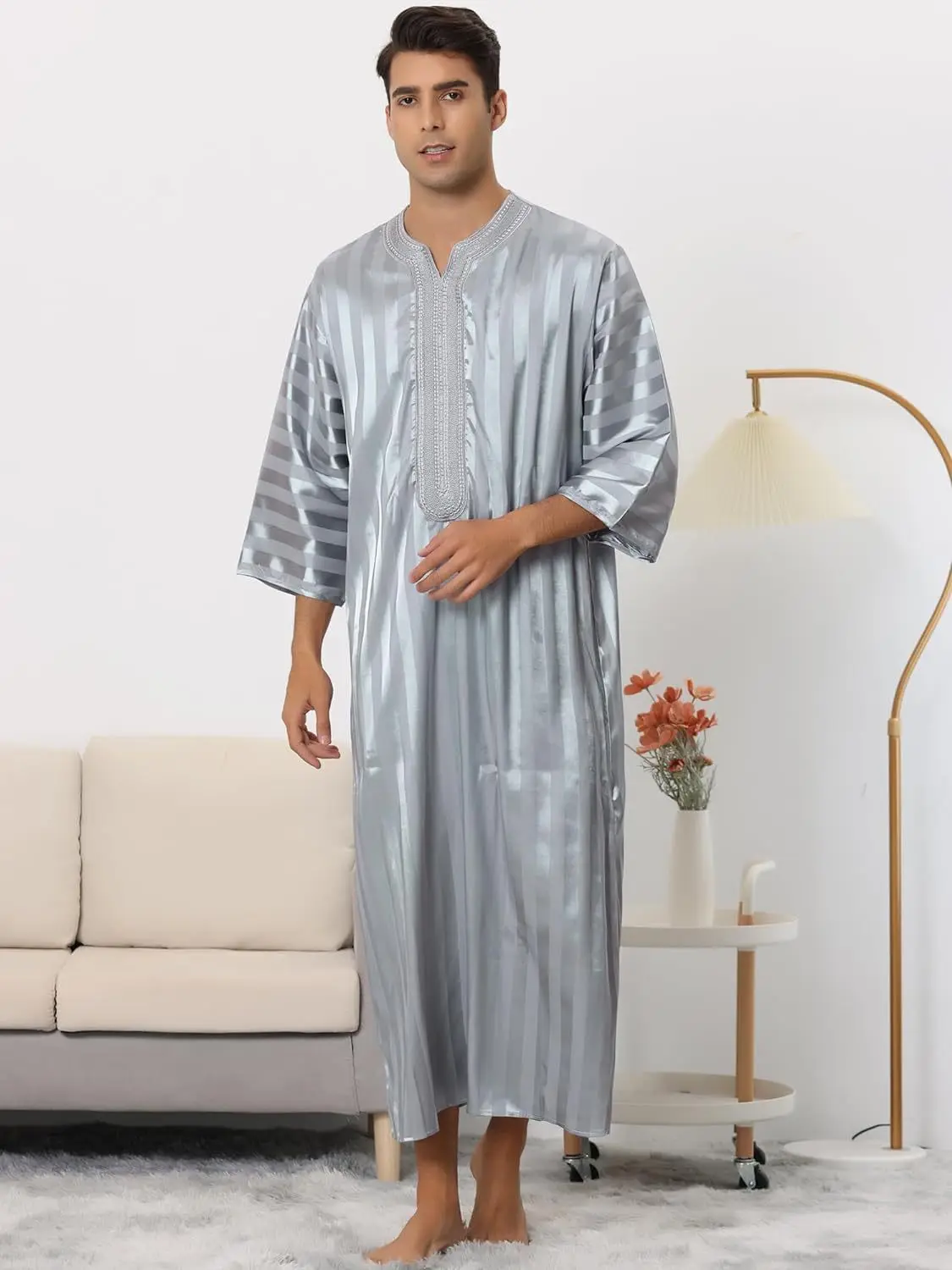 Jubah Bergaris Pakaian Dubai Maroko Baru 2024 dengan Bordir Arab Saudi di Lengan Tengah