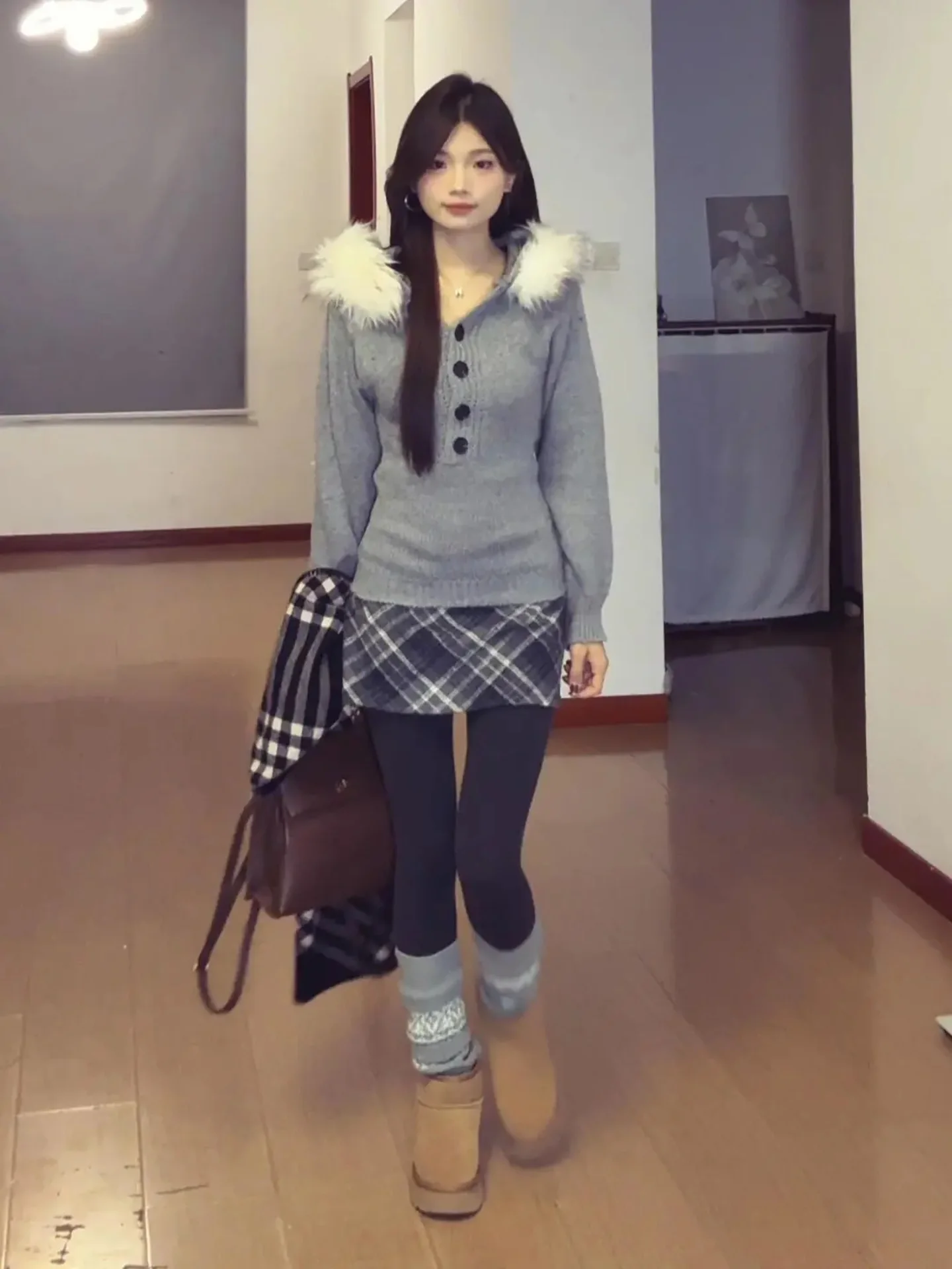 

Женский корейский свитер Winter Aosphere Sense с капюшоном и воротником из искусственного меха, комплект с юбкой в клетку Bla Faion Ense...