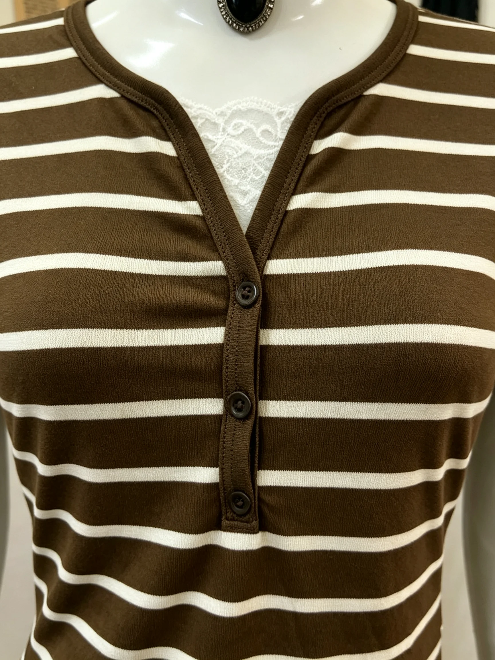 Y2K Damen T-Shirt mit Streifenmuster, kurzen Ärmeln, braun-weiß, Henley-Ausschnitt, schmal geschnitten, Retro, lässig, Oberteil – Detail 1