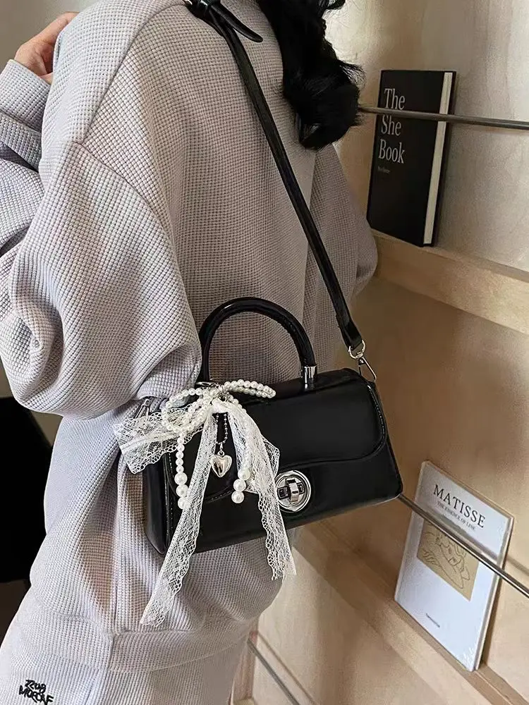 حقيبة كروس مربعة صغيرة من الدانتيل بفيونكة حلوة للنساء 2025 حقيبة يد صيفية فاخرة جديدة ذات علامة تجارية حقيبة كتف عصرية من البولي يوريثان