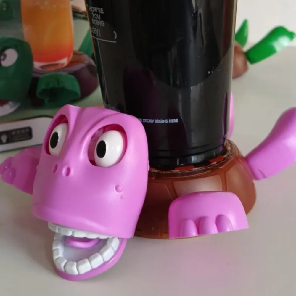 

Подставка для кружки в виде паникующей черепахи с перекрещенными лапами и вытаращенными глазами, причудливый декоративный элемент с механизмом нажима