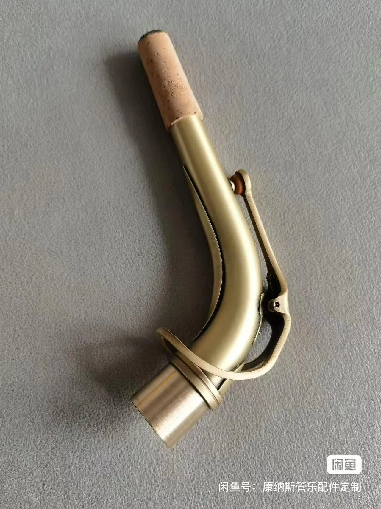 

Ancient-style alto saxophone with a curved neck, Qinggu curved neck, excellent tone quality! Interface diameter: 24.5mm