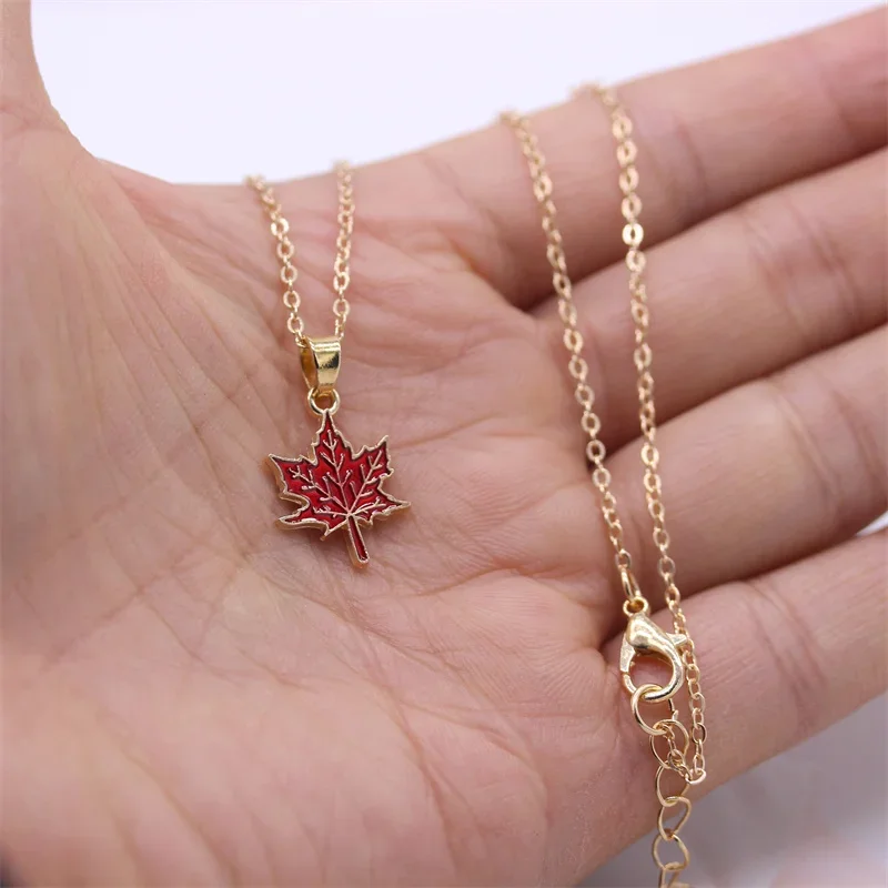 Trending Vintage Creative Maple Leaf Pendant Necklace for Women Choker Chunky Necklaces Couple Friendship Party Jewelry Gifts