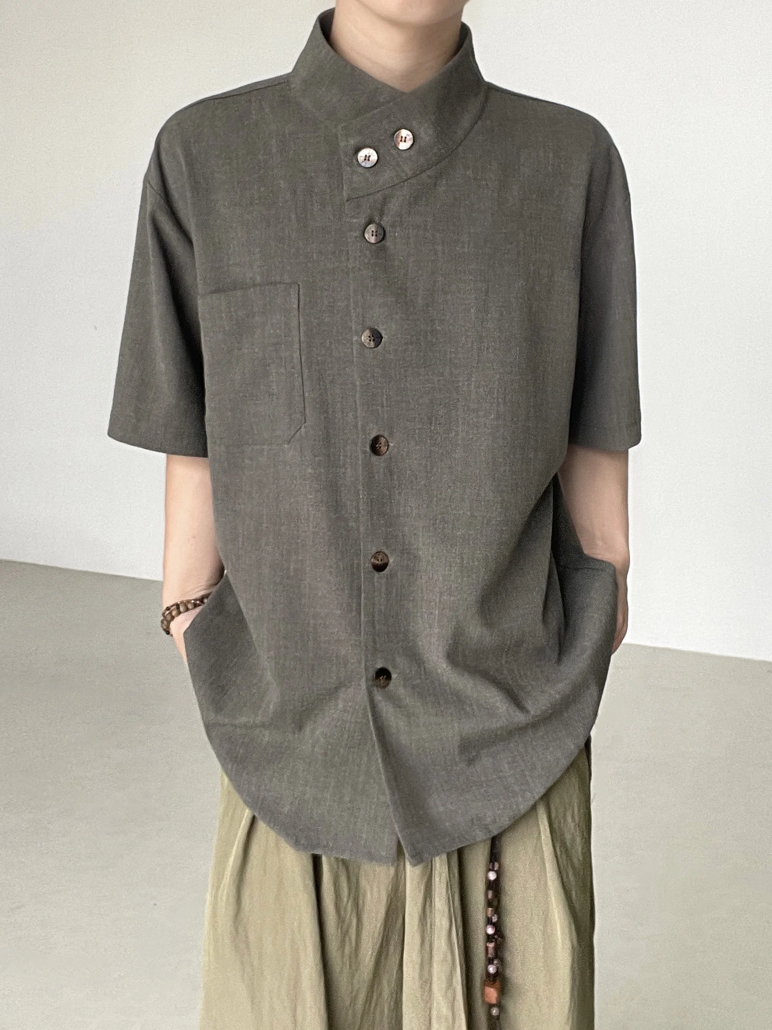 

BKYC Retro Minimalist Stand Collar Shirt Loose Fit Button Short Sleeve Design Casual Loose Linen Shirt for Young Men Summer Wear