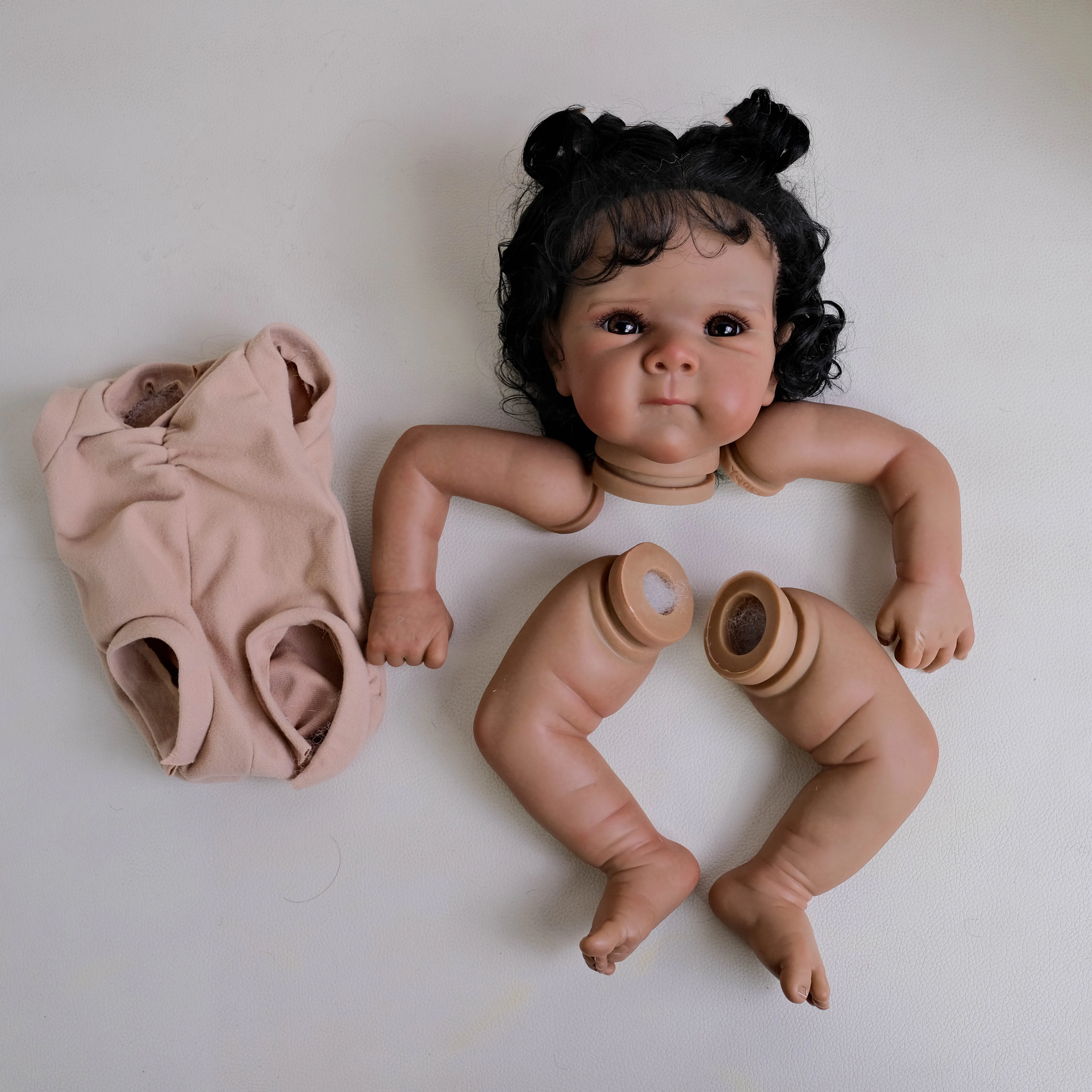 NPK 18 inch Bettie Levensechte Onvoltooide Reborn Doll Kit Donkerbruine Huid Geschilderd DIY Speelgoed Pop Onderdelen met Krullend Haar