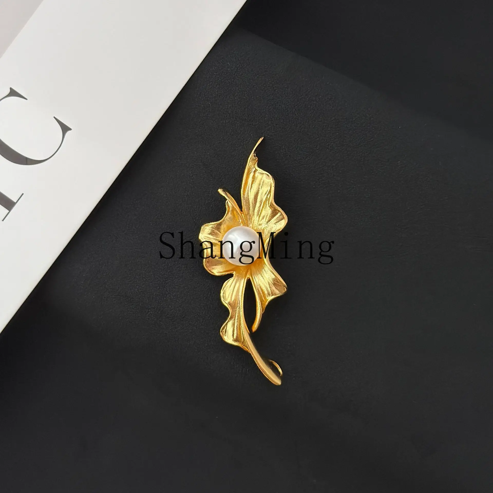 

PYH Dove flower, high-quality freshwater pearl brooch, simple flower design, light luxury, high-end corsage