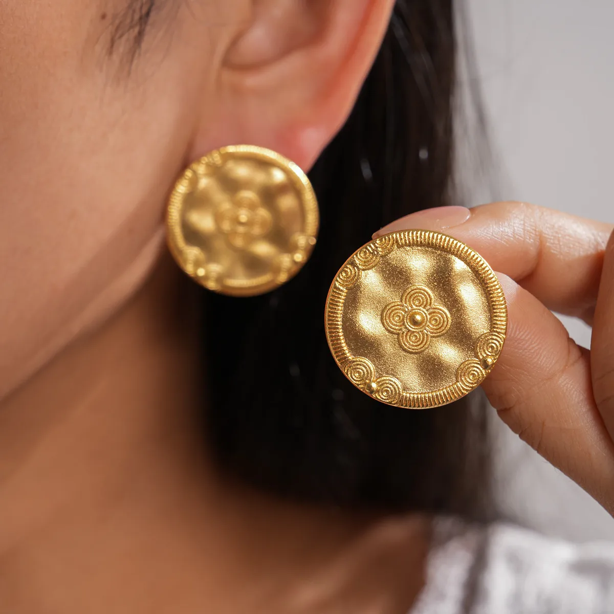 

18K Gold Plated Oval Embossed Flower Stud Earrings New Simple Exaggerated Earrings Women Party Jewelry Accessorie
