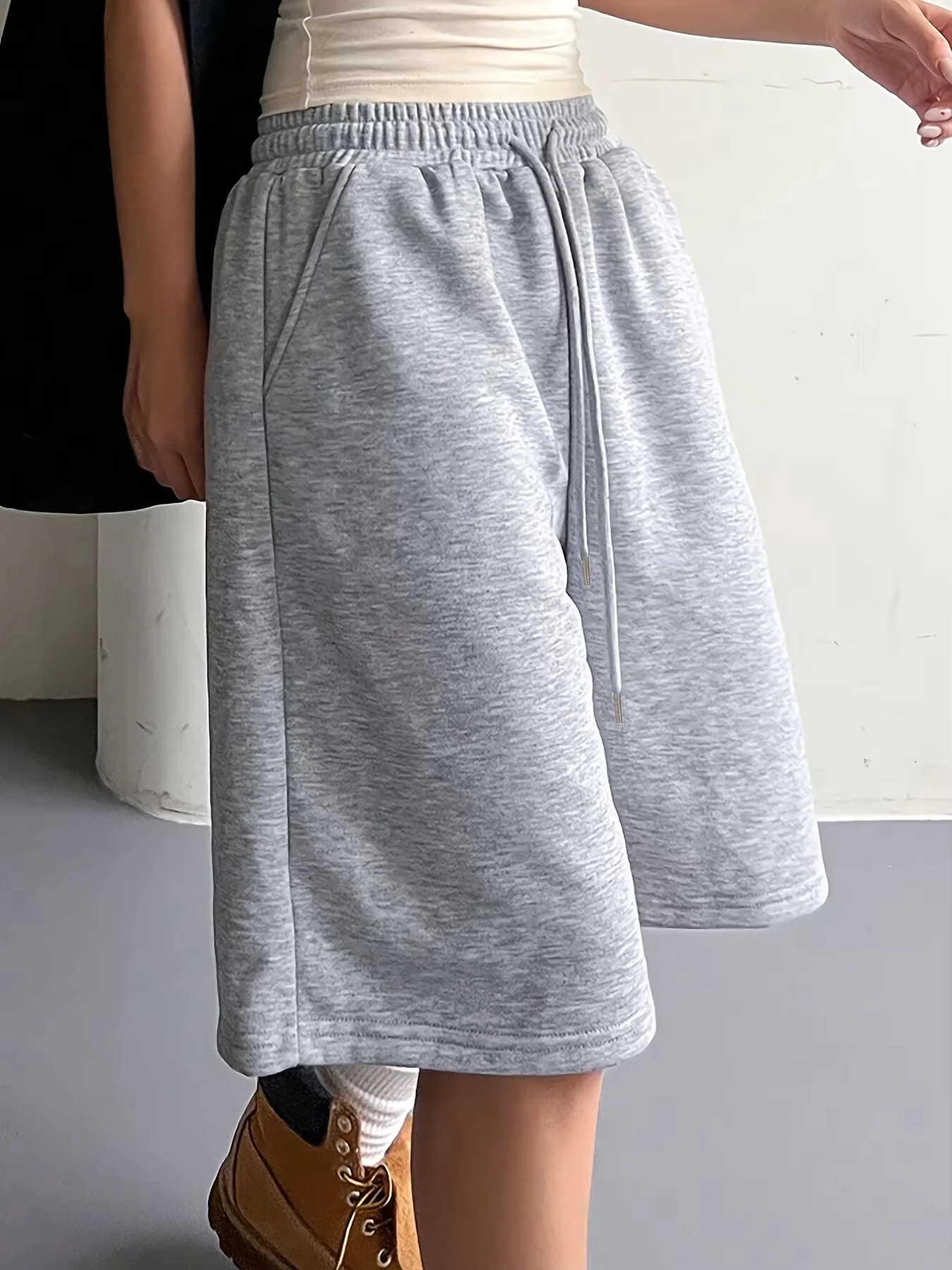 

Women's Casual Solid Color Loose-Fit Mid-Length Beach Shorts with Elastic Drawstring Waist - Medium Stretch