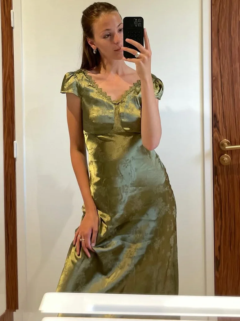 

Оливково-зеленое атласное макси-платье с цветочным жаккардовым узором, V-образным вырезом, рукавами-крылышками, кружевной отделкой и драпировкой на талии, для дневных и вечерних мероприятий