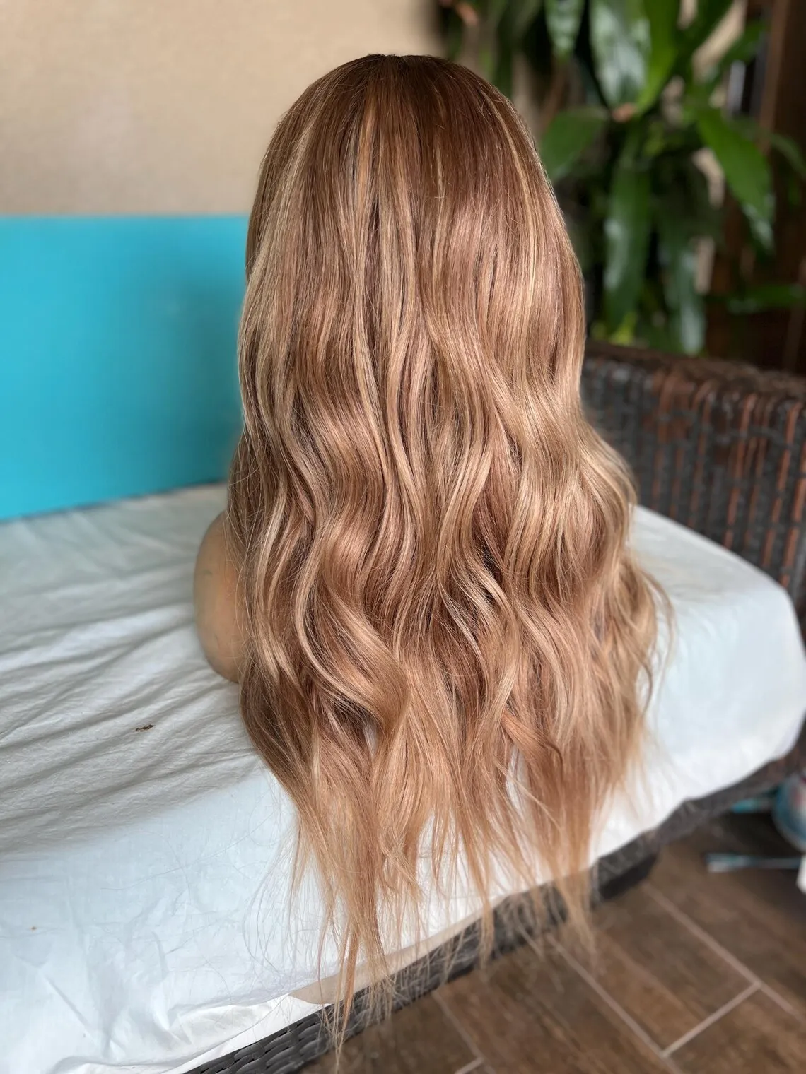 Długie, kręcone, luźne peruki syntetyczne dla kobiet, peruki do cosplay na Boże Narodzenie, codzienne, naturalne, modne, z włókna odpornego na ciepło.