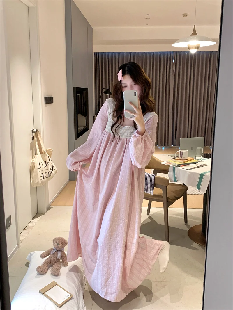 甘いスタイルのレーススプライシングスクエアカラーパジャマ女性のゆったりとしたホーム服スリープスーツ秋シーズン長袖マキシドレス