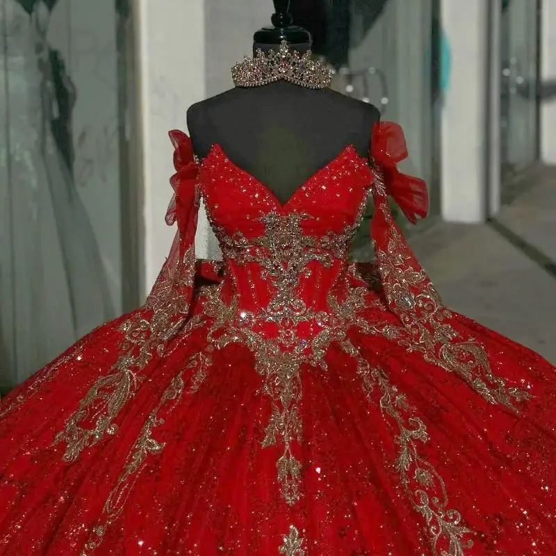 Maßgeschneiderte rote glänzende Quinceanera-Kleider, Ballkleid, schulterfrei, goldene Applikationen, Schleife, Perlen, Tüll, Sweet-16-Kleid, Vestidos de 15