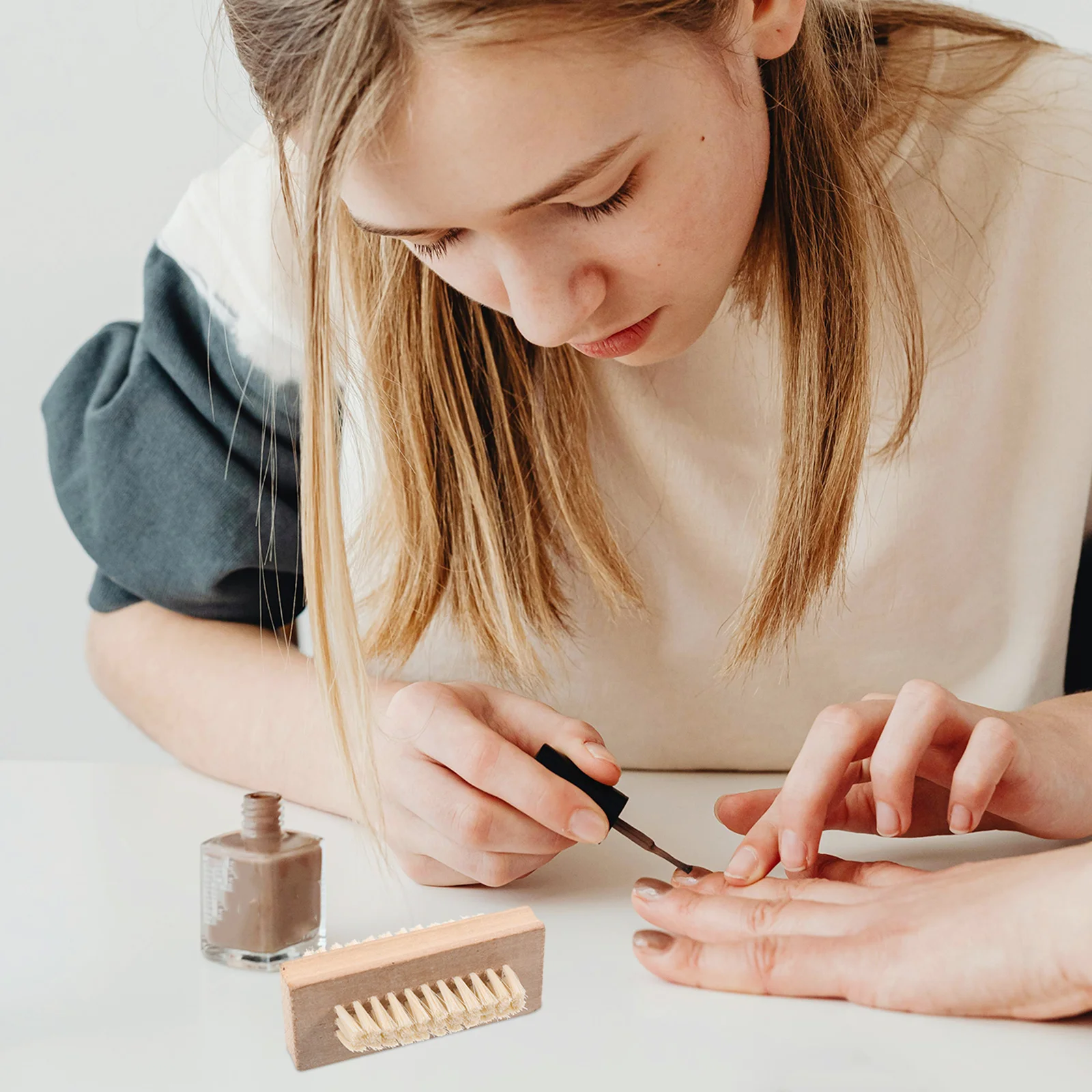 

Двусторонняя щетка для ногтей с натуральной щетиной, деревянная ручка, гладкая круглая компактная форма, подходит для спа-массажа, мытья рук и ног