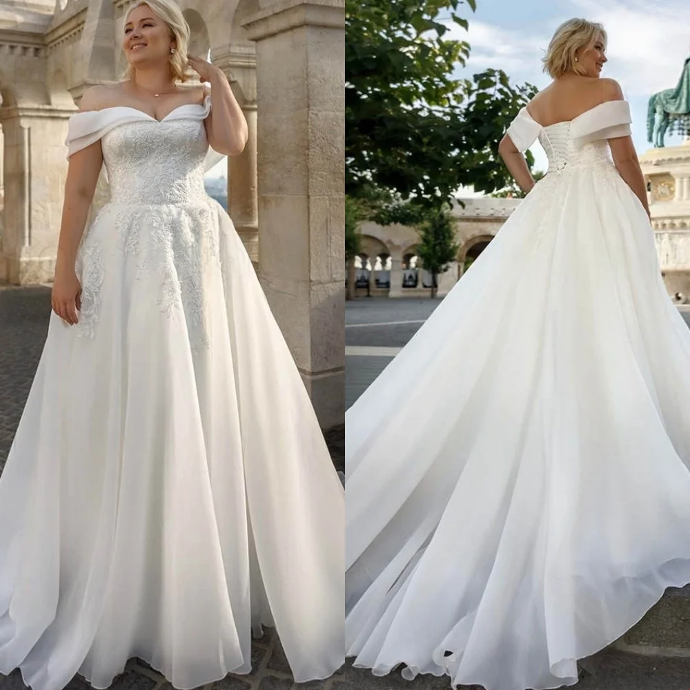 

Customized White Tulle Bridal Gowns Elegant Strapless Off the Shoulder Wedding Dress Chapel Train Lace Up Back Vestido De Novia