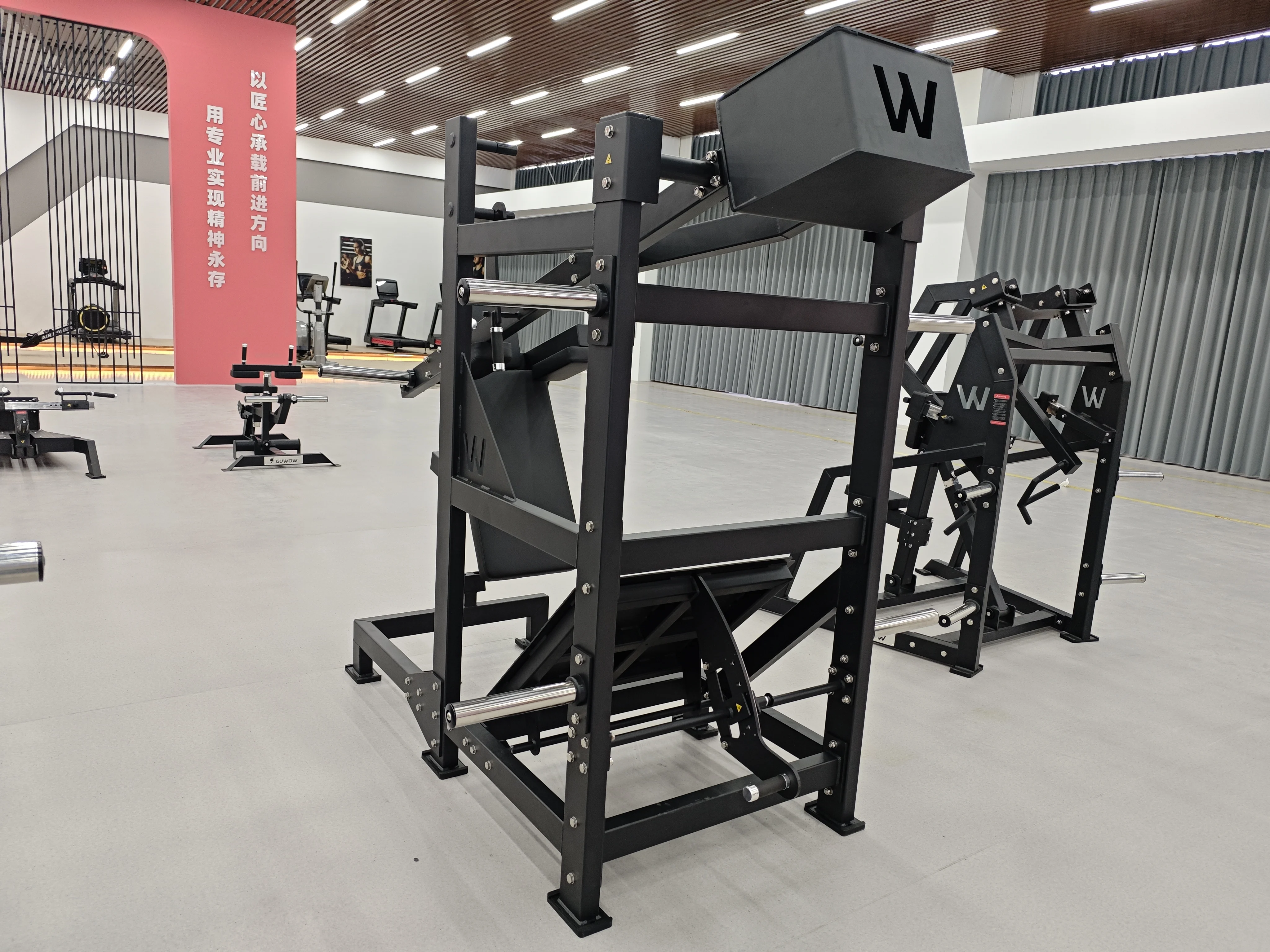 مدرب القرفصاء البندول لتدريبات الساق الفعالة |   معدات الصالة الرياضية التجارية