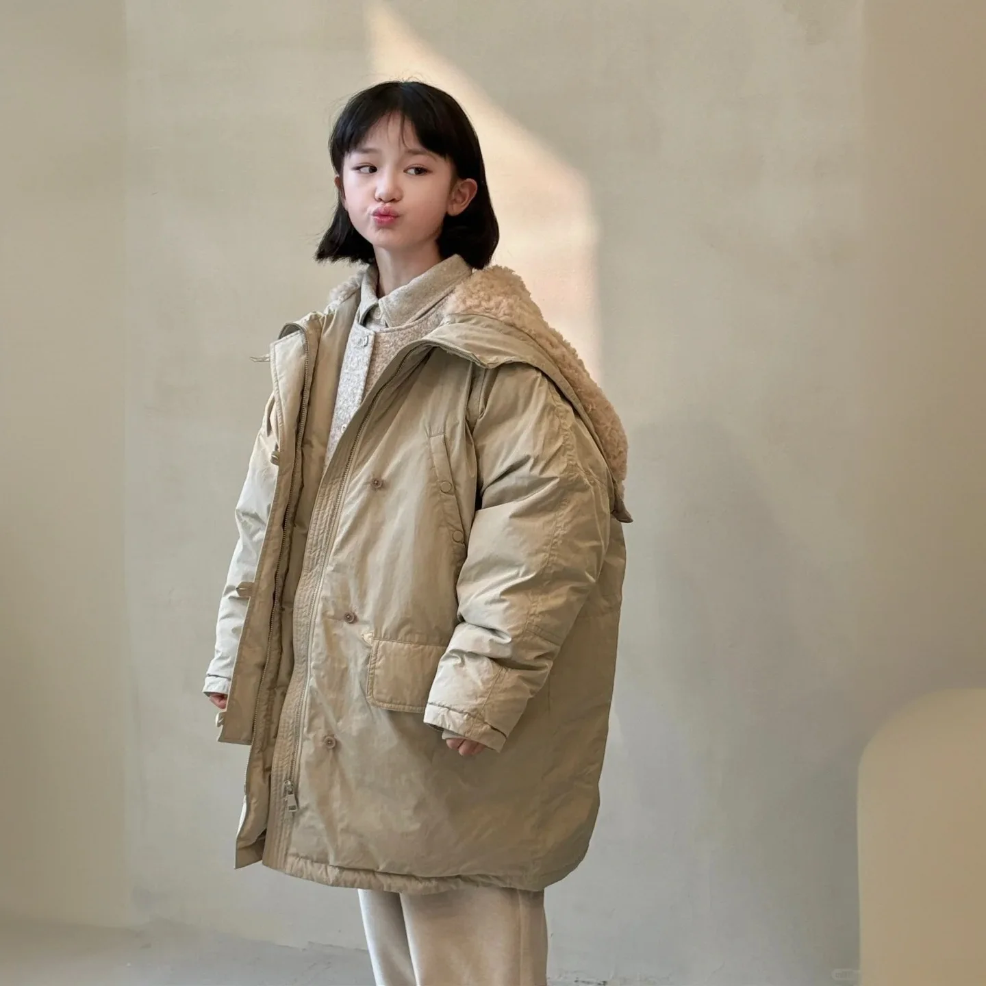 

2025 new mid-length down cotton-padded jacket for girls , a fashionable and stylish thickened artistic warm coat for children