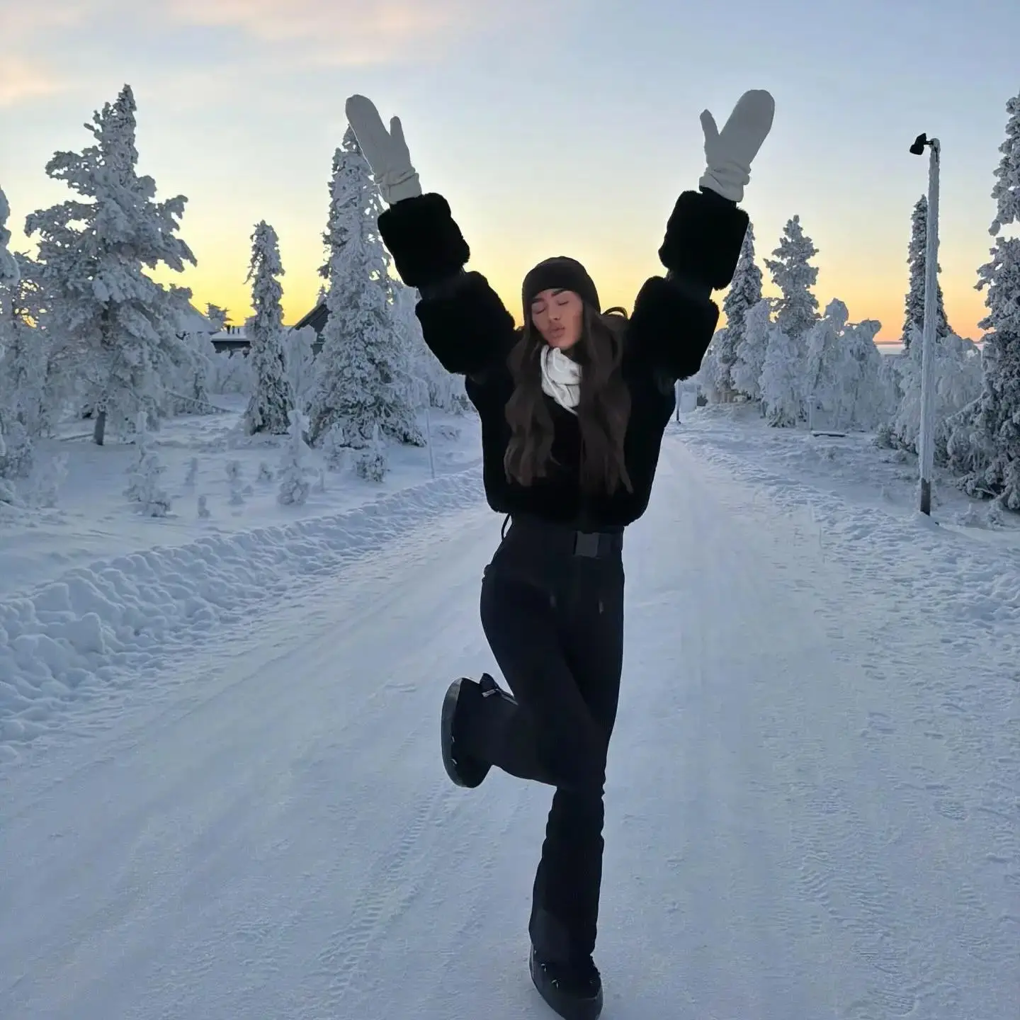 女性の人工毛皮パッチワークジッパージャンプスーツスリムフィット暖かい冬服通勤コート 2025 女性の新しいファッション服