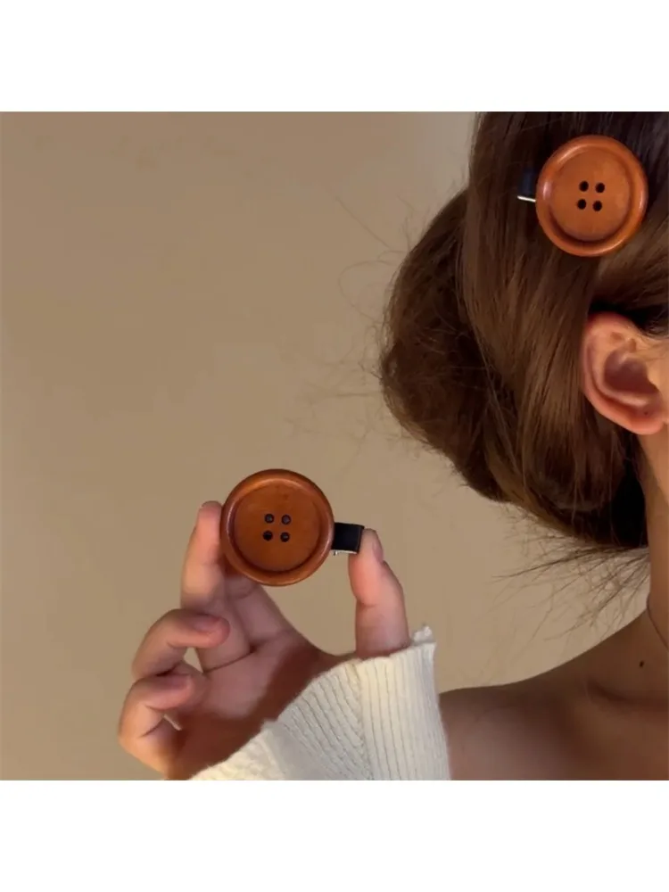 Pince à cheveux rétro marron avec bouton mignon, Texture boisée amusante, pince latérale douce, épingle à cheveux, accessoires pour enfants, cadeau pour femmes et filles