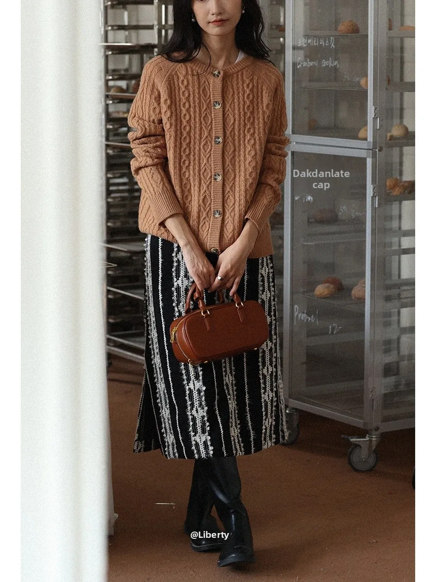 

Элегантная юбка миди с текстурным дизайном и декоративным подолом для женщин, длиной до колена, красиво драпирующаяся зимой