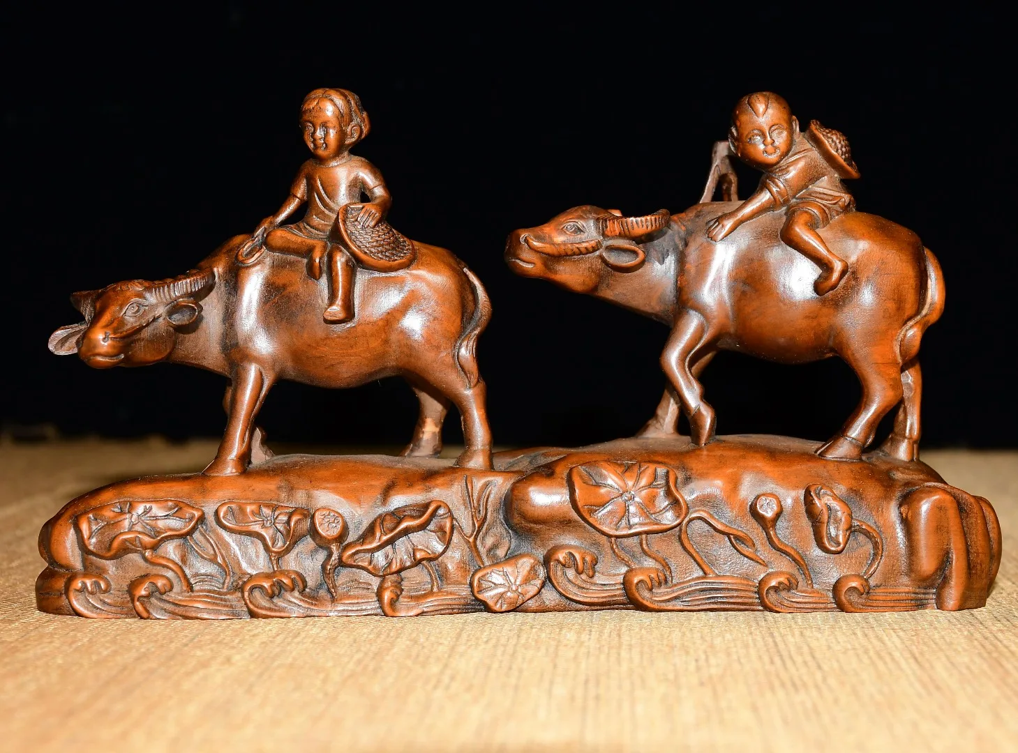 7 "المجموعة الشعبية قديم خشب البقس الراعي رعي الماشية الصبي عذراء الطفل البراءة وممتعة تمثال الثور تاون هاوس