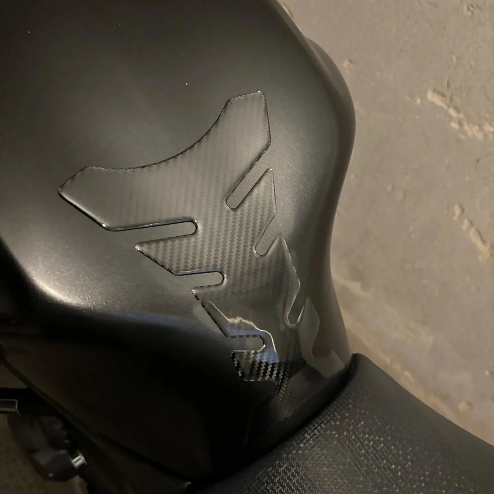 Motorcycle Tank Pad Protection Carbon-look Sticker Universal for Kawasaki Honda Yamaha Suzuki Aprilia Benelli Triumph