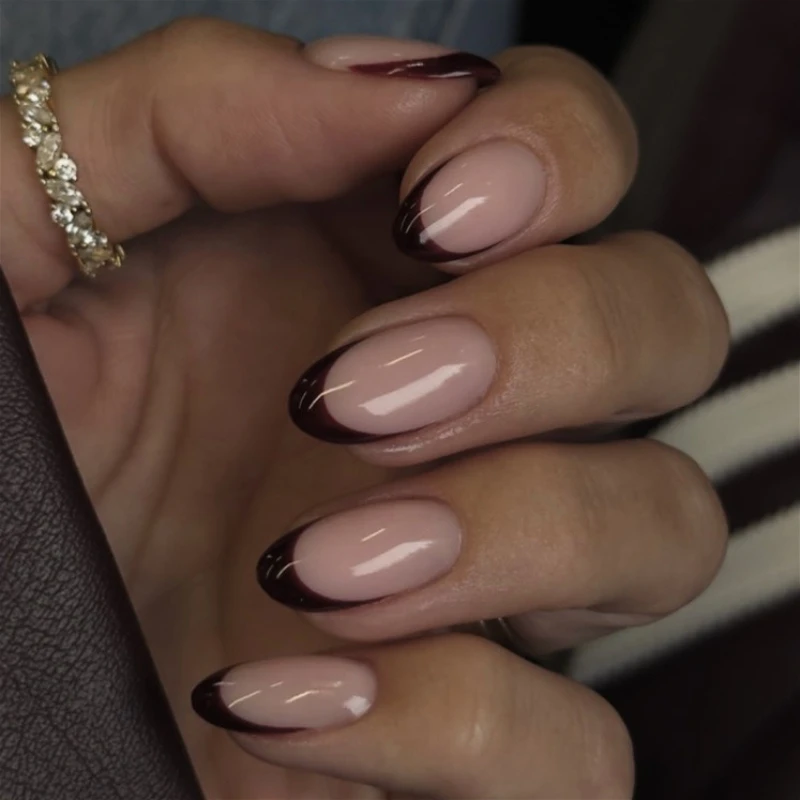 เล็บปลอมสีแดงไวน์เข้ม แต่งขอบแบบฝรั่งเศส แฟชั่นเรียบง่าย ทรงอัลมอนด์ ติดง่าย ถอดออกได้ เล็บปลอมสำเร็จรูป กดติดเล็บ