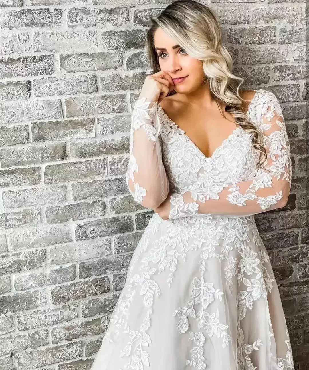 Customized Classic A-Line V Neck Lace Robe De Mariée Bridal Gowns Sweep Backless Plus Size Wedding Dresses