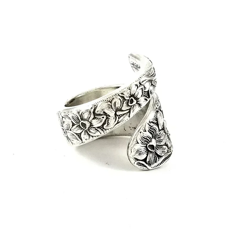 Vintage  Carved Lily Flower Ring Jewelry, Fashionable Temperament, Simple Personality, European and American Accessories