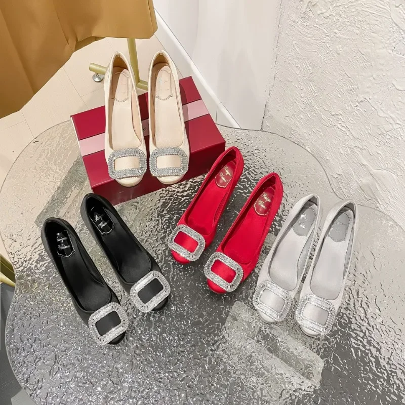 Runde Zehen Satin High Heels, Damen Frühling und Herbst Nische Design Sinn quadratische Schnalle Strass Stiletto Schuhe