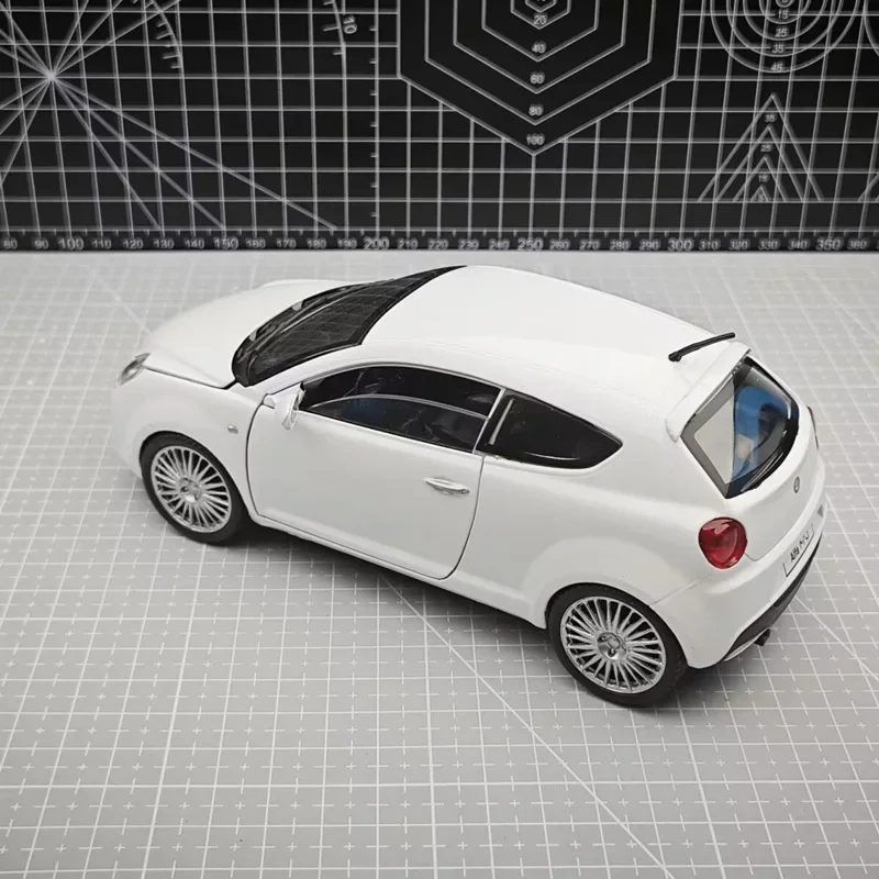 Hub Caps 1:24 Alfa Romeo MITO SUV Legierung Sportwagen Modell Druckguss Metall Rennfahrzeuge Auto Modell Hochdetaillierte Sammlerstücke für Kinder